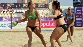 Partido de balonmano playa femenino