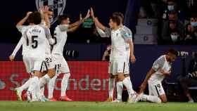 Los jugadores del Granada celebran el gol de Luis Suárez
