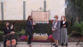 María Victoria Atencia, homenajeada en el cementerio de San Miguel de Málaga.