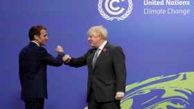 El presidente francés, Emmanuel Macron y el primer ministro británico, Boris Johnson, en la cumbre del clima.