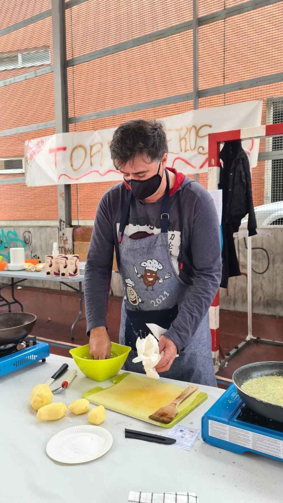 Fernando elaborando la tortilla