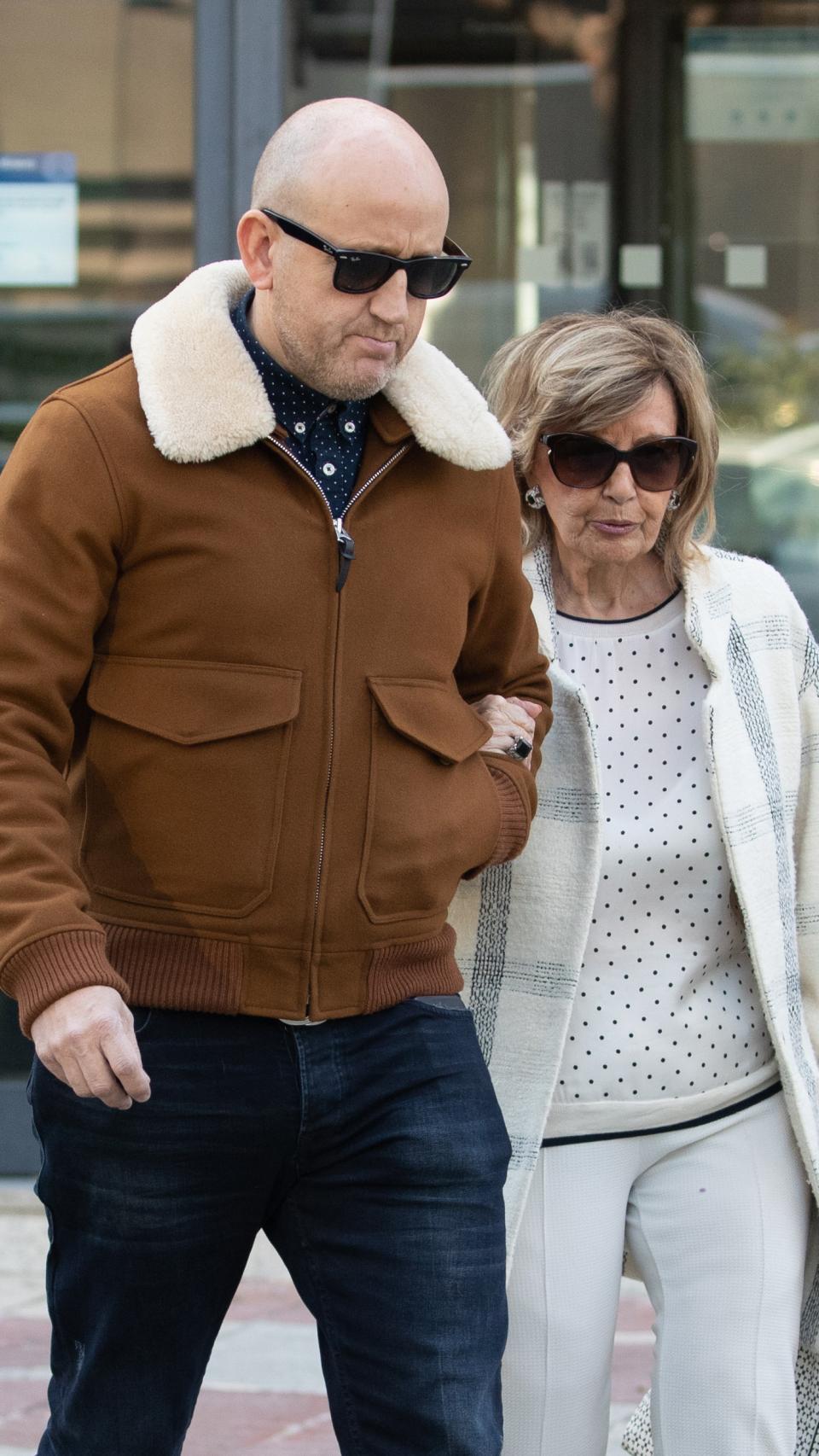 María Teresa Campos junto a su chófer y mano derecha, Gustavo Guillermo.
