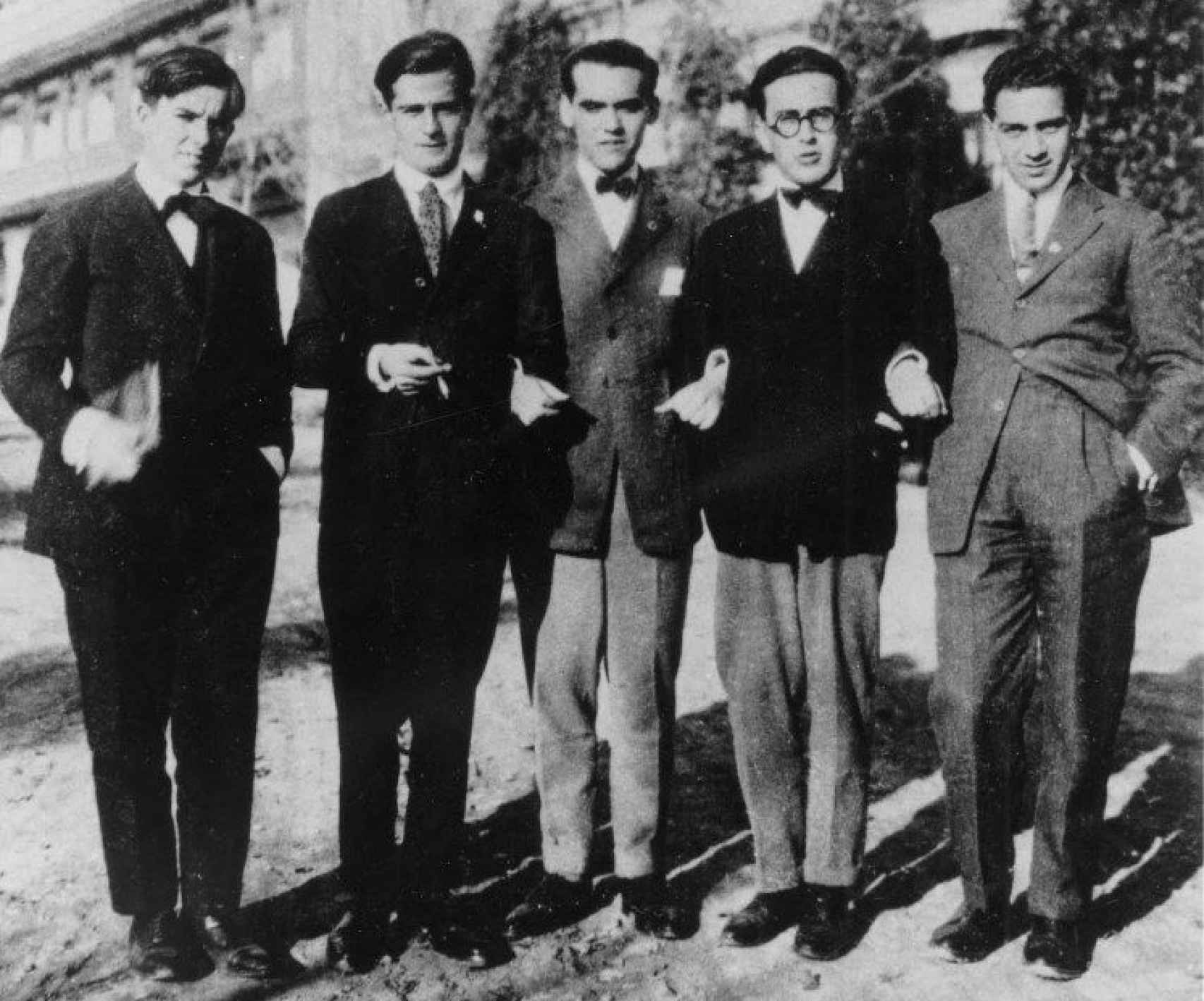 Federico García Lorca (en el centro) y Emilio Prados (a la derecha de Lorca) en la Residencia de Estudiantes junto a otros compañeros.