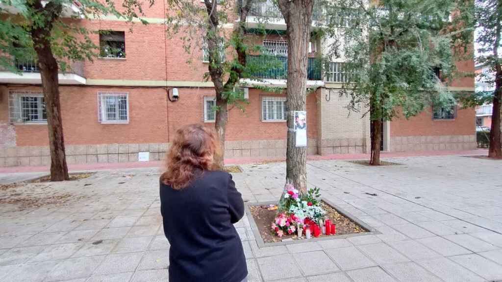 Una mujer frente al lugar donde fue asesinado Lorenzo.