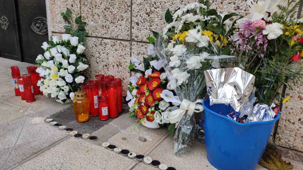 Cirios y flores en recuerdo del joven asesinado.