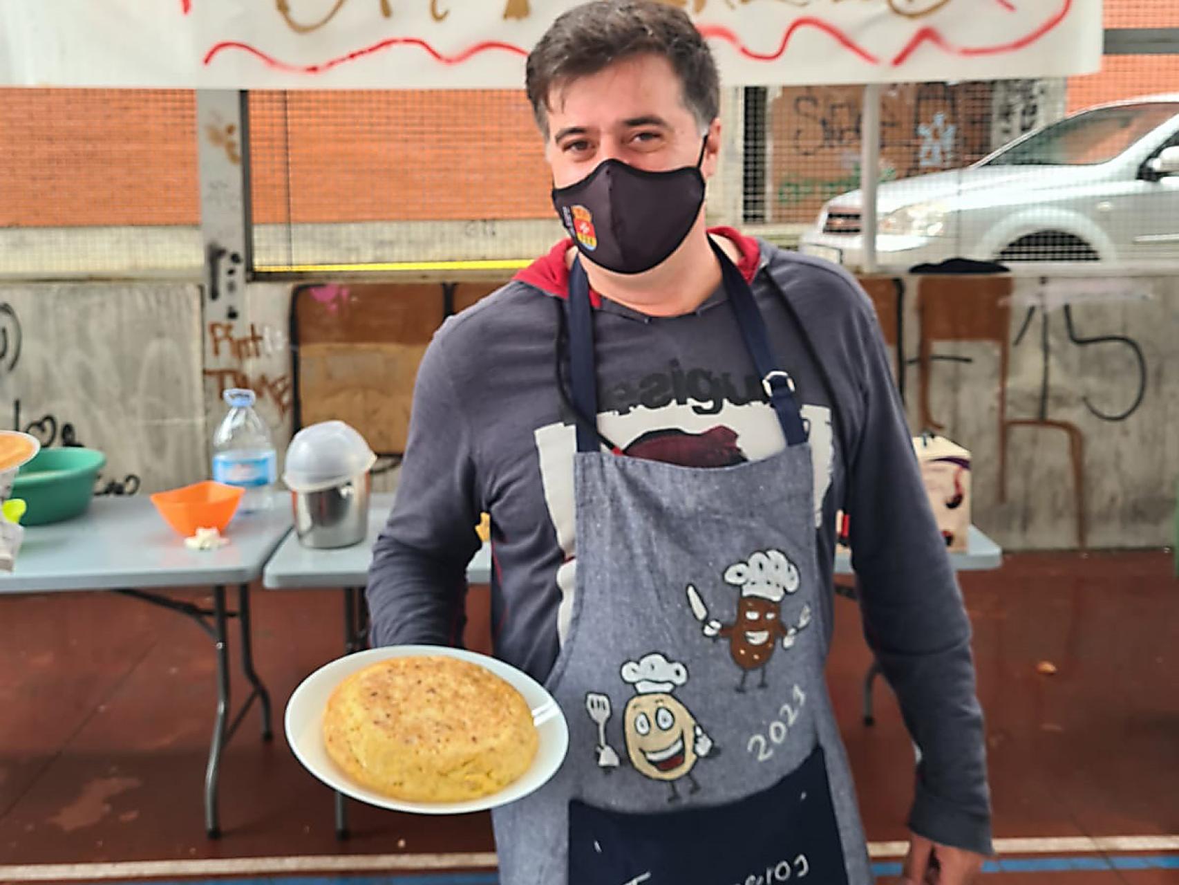 Fernando Franco Martín con su tortilla ganadora. Fotografía: MARISOL