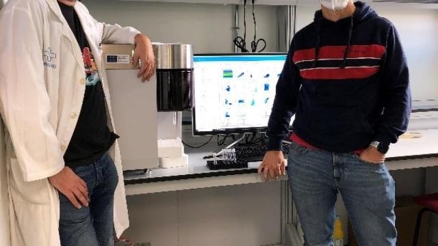 Investigadores del IBGM junto al nuevo citómetro espectral