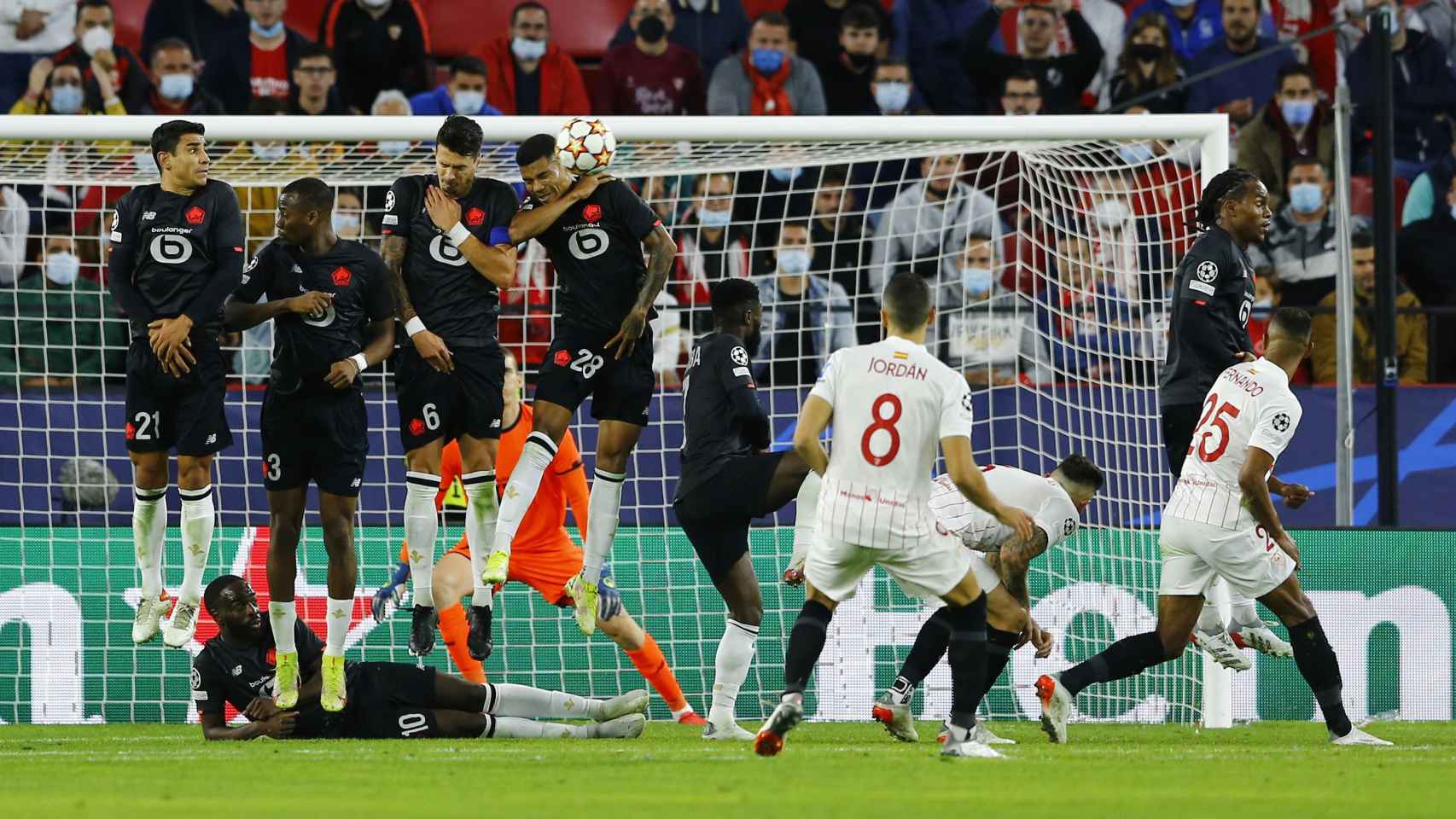 El Sevilla lanzando una falta ante el Lille