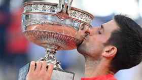 Djokovic con el título de campeón de Roland Garros.