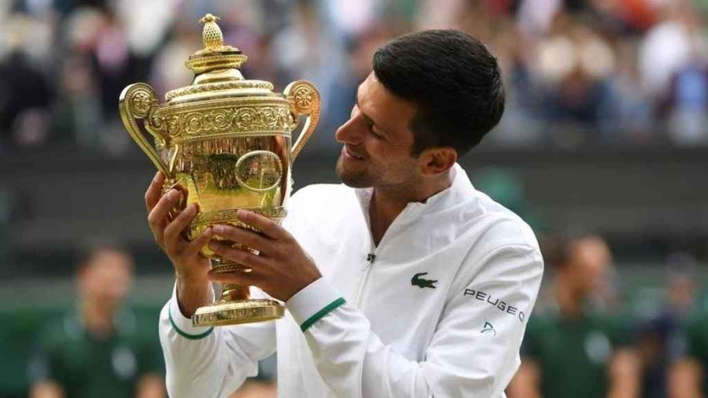Djokovic, con el título de campeón de Wimbledon.