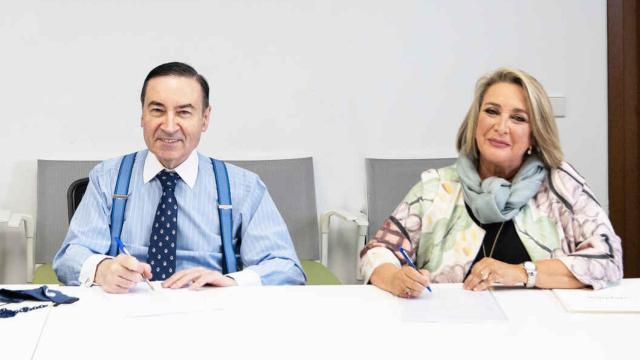 Pedro J. Ramírez y Esther Esteban, en el momento de la firma del acuerdo