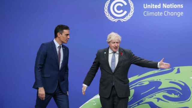 El presidente del Gobierno, Pedro Sánchez, junto con Boris Johnson, premier británico, en la COP 26.