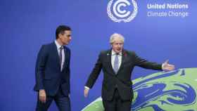 El presidente del Gobierno, Pedro Sánchez, junto con Boris Johnson, premier británico, en la COP 26.