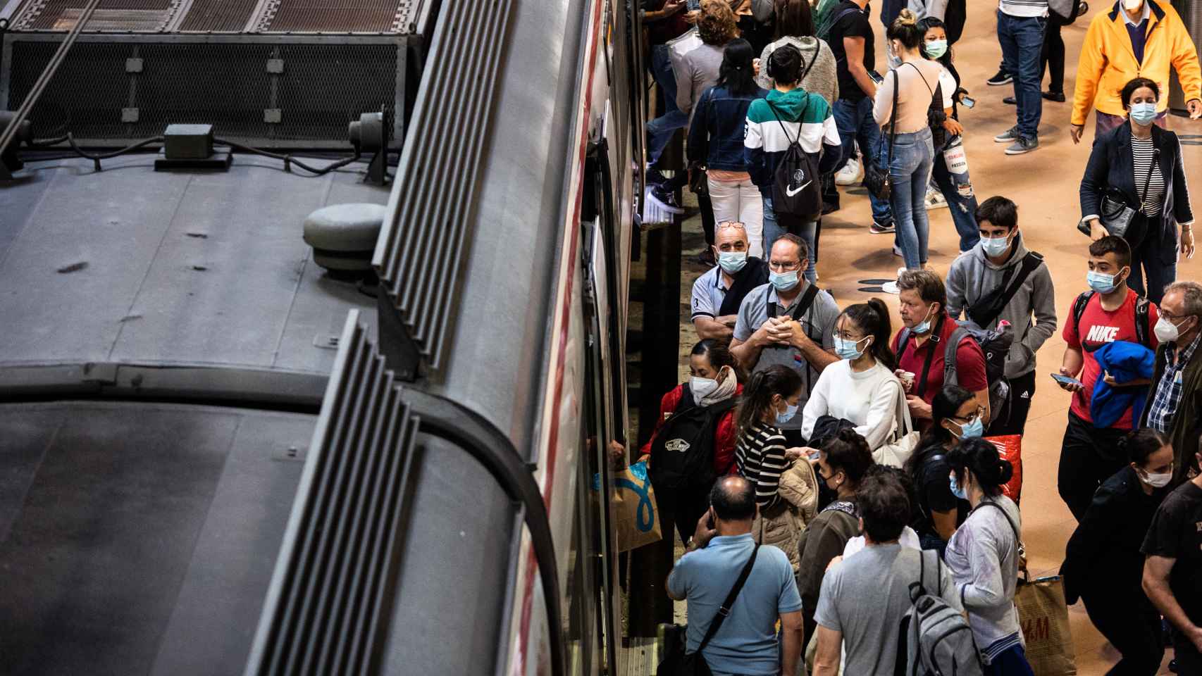 Varios pasajeros esperan a subir a un tren de Cercanías en la estación de Atocha.