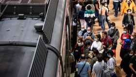 Varios pasajeros esperan a subir a un tren de Cercanías en la estación de Atocha.
