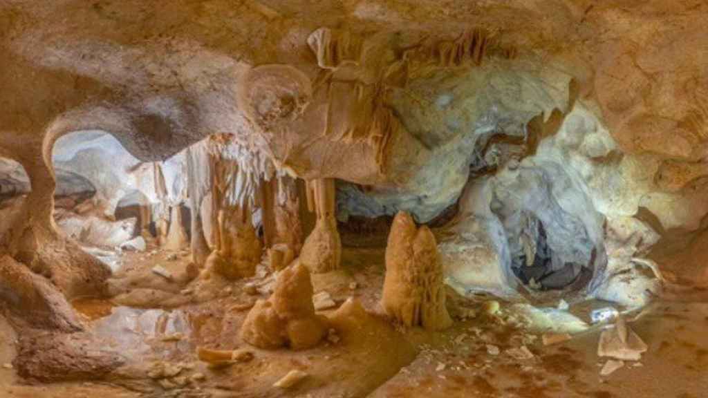 Interior de la cueva descubierta en La Araña.