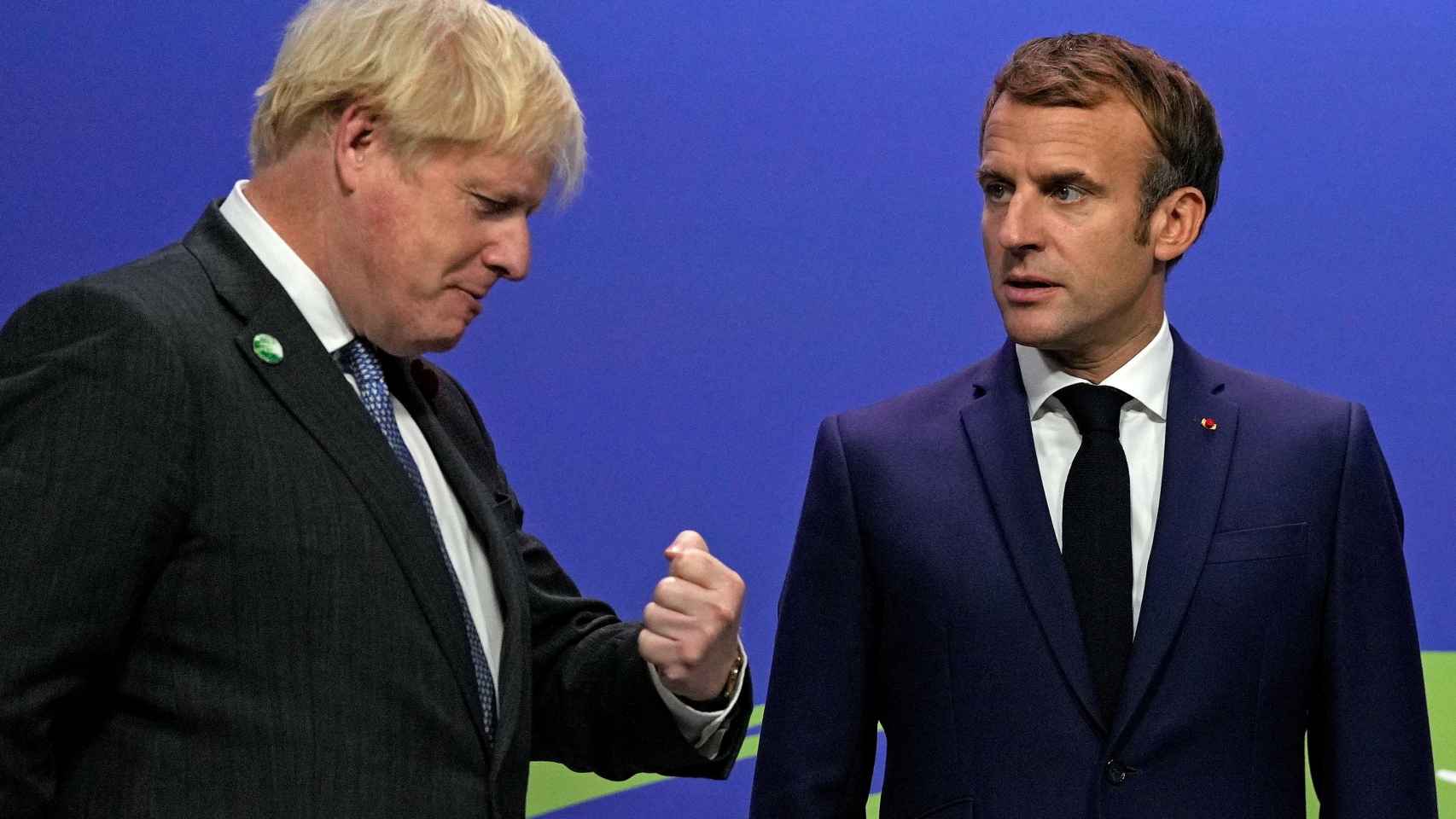 El primer ministro británico, Boris Johnson, y el presidente de Francia, Emmanuel Macron, en la cumbre del clima.