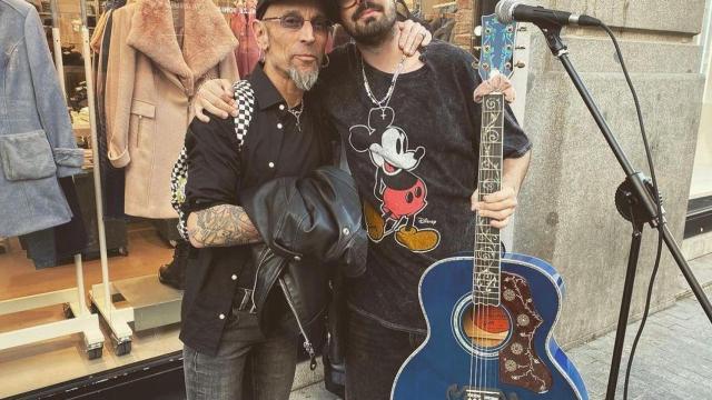 Fito junto al músico callejero que sorprendió en Gran Vía.