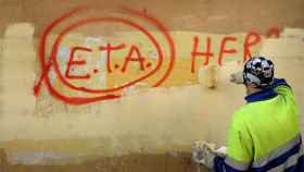 Un operario limpia una pintada a favor de ETA. EP
