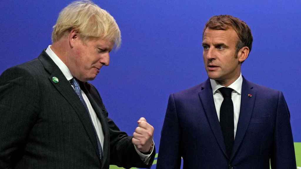 Boris Johnson junto a Emmanuel Macron.