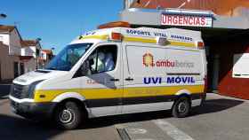 Una ambulancia saliendo de las Urgencias de Zamora