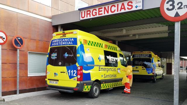 Imagen de archivo de dos ambulancias a la entrada de urgencias del hospital de Zamora