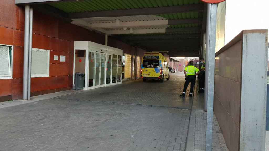 Una ambulancia en la entrada del servicio de Urgencias