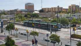 El Metro de Málaga a su paso por el tramo de la Universidad.