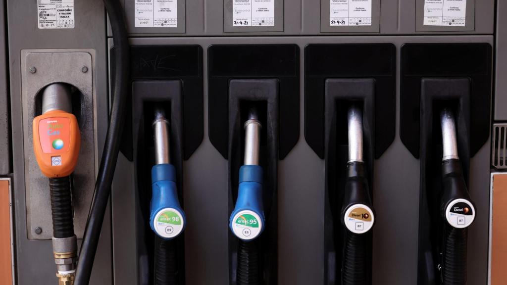 Los surtidores de una gasolinera tradicional.