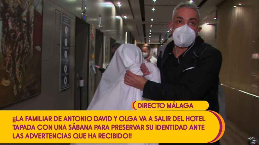 Kiko Hernández, sacando al presunto familiar de Antonio David Flores tapado con una sábana
