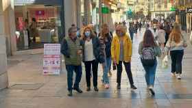 Ciudadanos con mascarillas paseando por la calle Toro de Salamanca