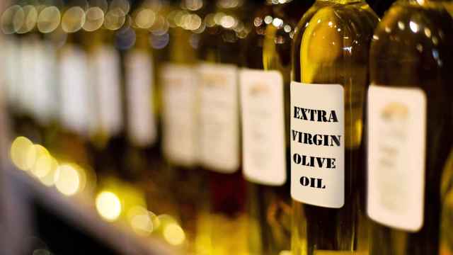 Botella de aceite de oliva virgen extra.