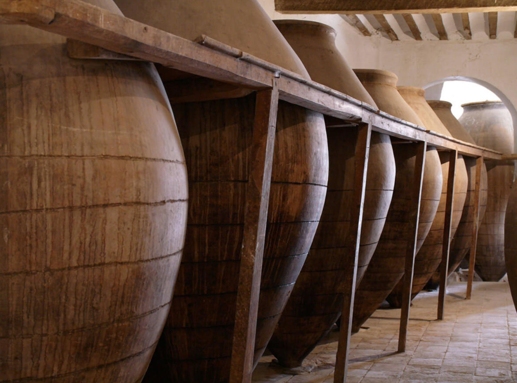 Tinajas de barro para la crianza en Más Que Vinos.