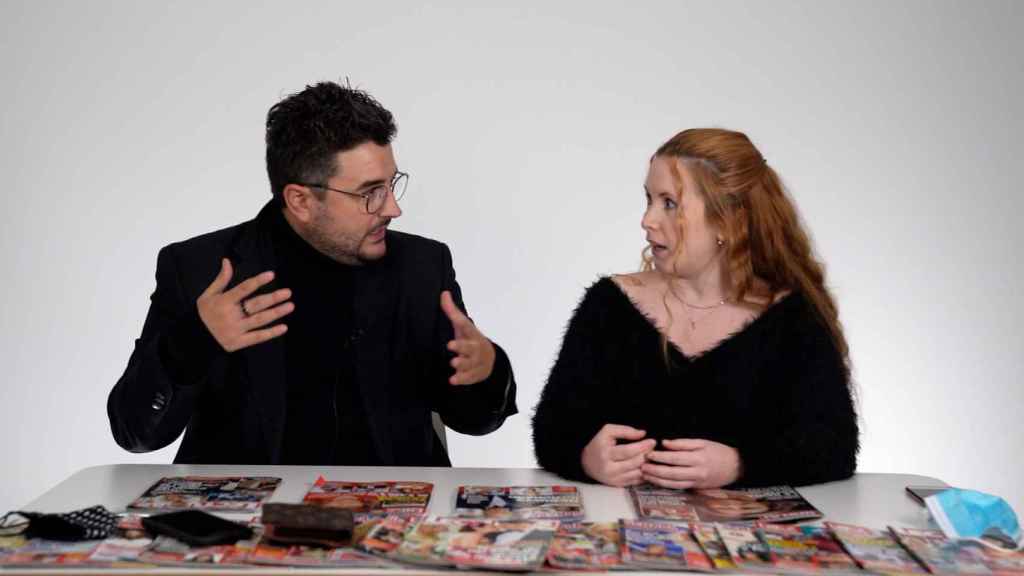 Jesús Carmona y Ane Olabarrieta durante la grabación del kiosco rosa, en vídeo.