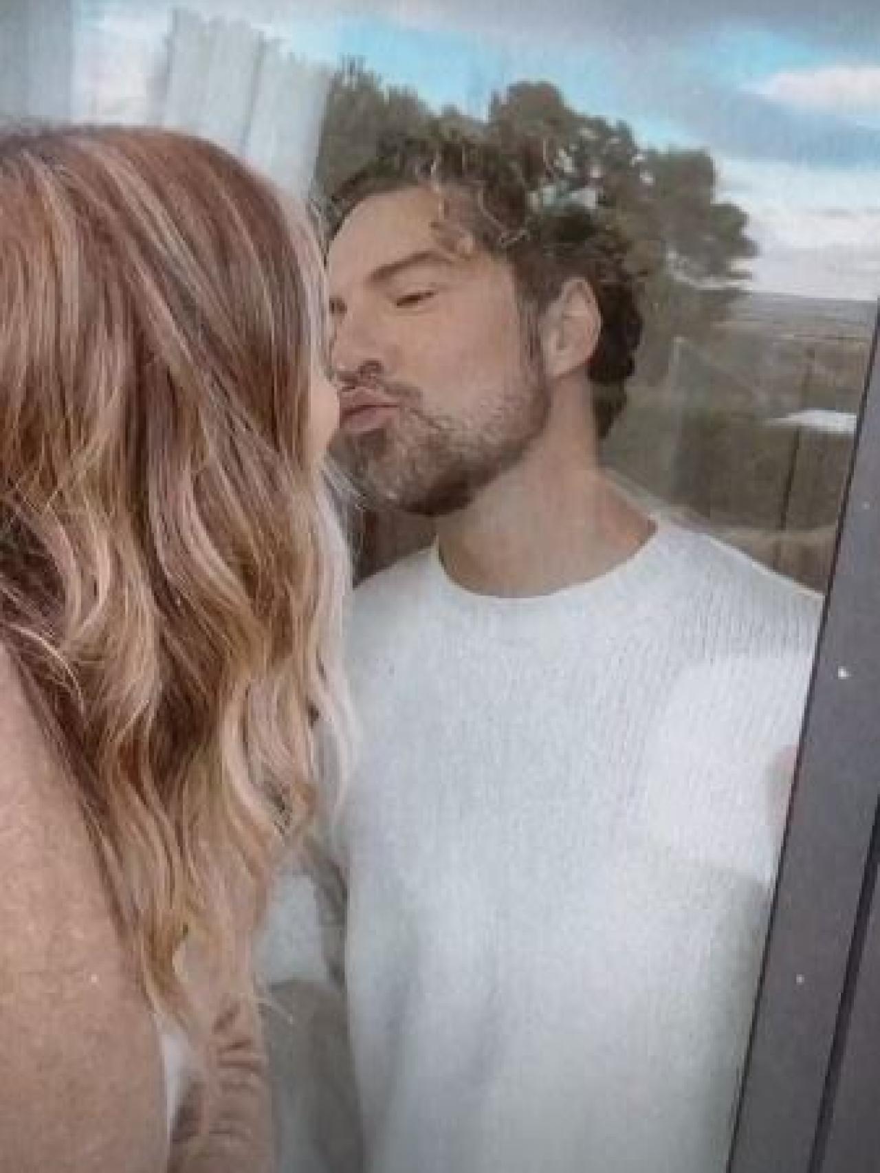 Imágenes del día: el curioso beso de Rosanna Zanetti a David Bisbal tras  conocer su positivo en Covid