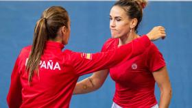 Anabel Medina se abraza con Nuria Parrizas en el O2 Arena de Praga.