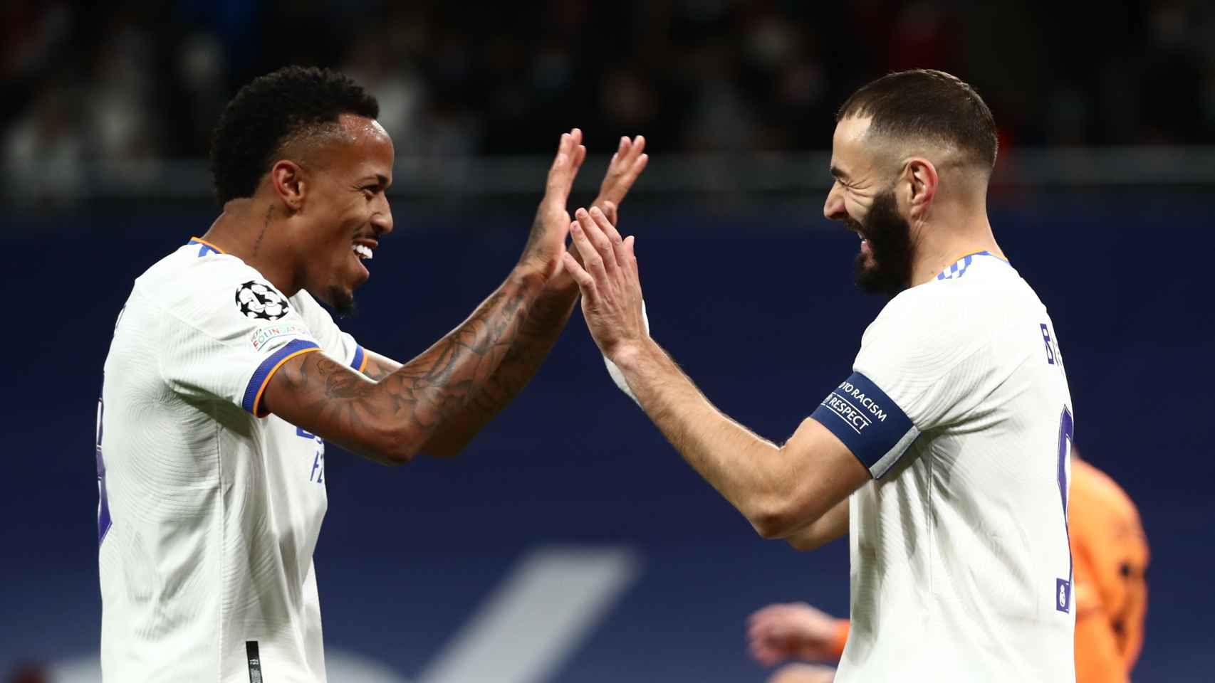 Karim Benzema agradece a Eder Militao el pase antes de su gol al Shakhtar