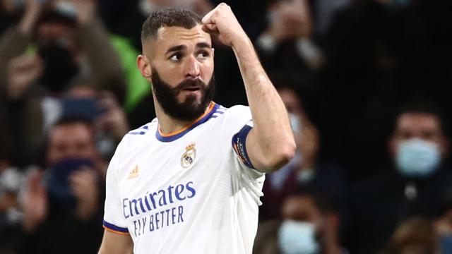 Karim Benzema celebra su segundo gol al Shakhtar Donestk