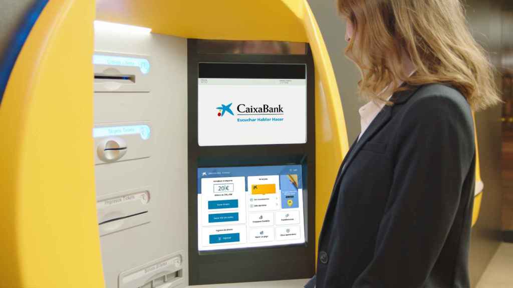 Una mujer utiliza un cajero de CaixaBank.