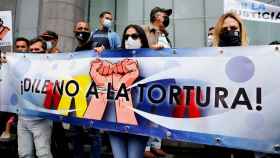 Manifestantes portan una pancarta en la que se lee 'Di no a la tortura', durante una protesta en Caracas.