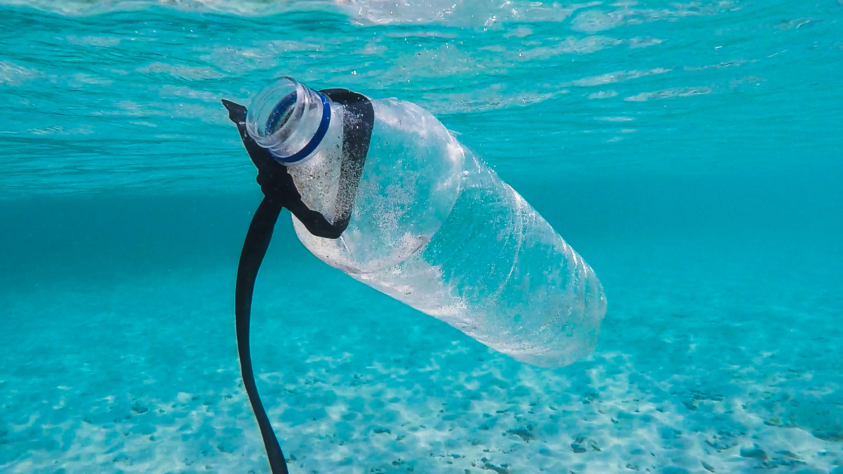 Una botella de plástico en el mar.