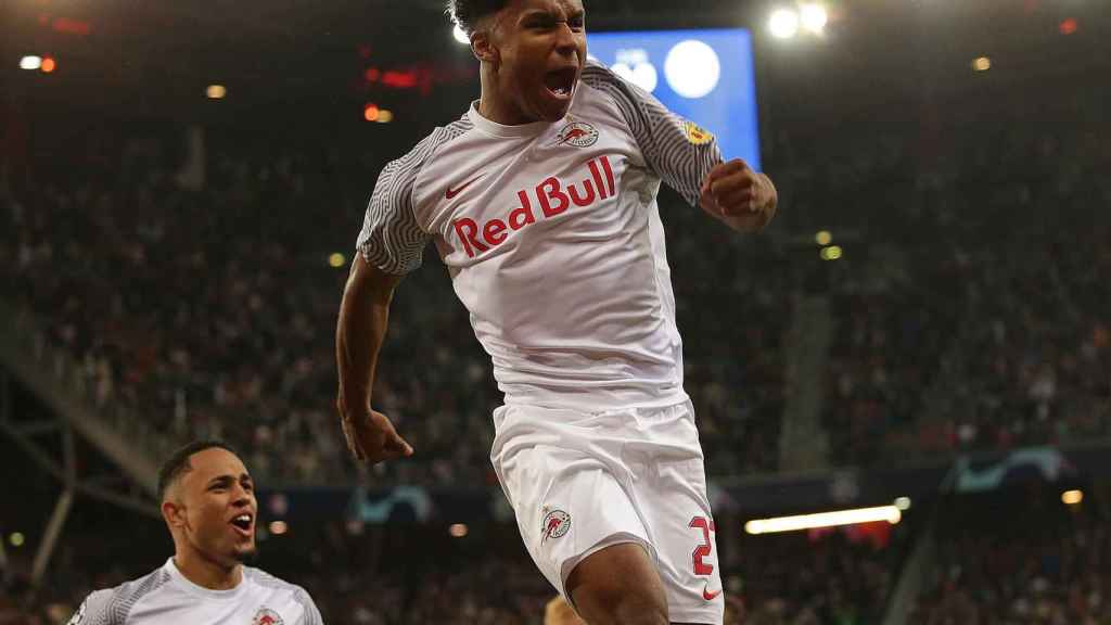 Karim Adeyemi celebra un gol con el Red Bull Salzburg en la Champions League