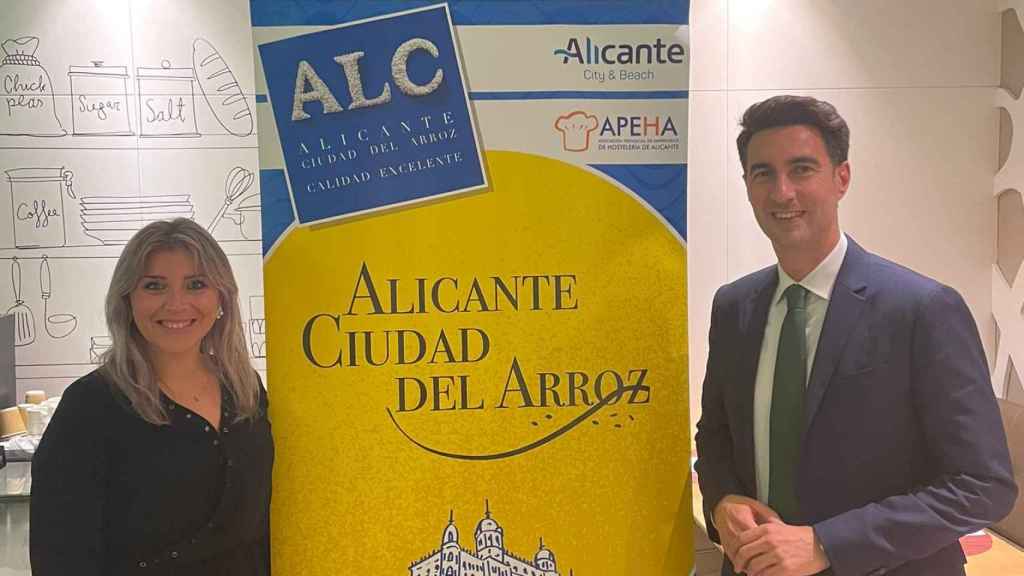 Mari Carmen Sánchez y Xabier Ochandiano, edil de Desarrollo Económico, Comercio y Empleo de Bilbao.