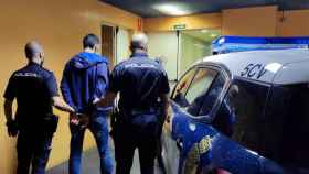 Dos agentes de la Policía detienen a una persona en Alicante.