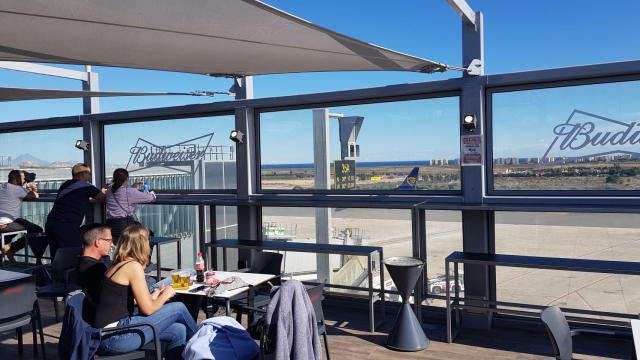 Budweiser abre una cervecería con vistas a la pista de aterrizaje del aeropuerto de Alicante.