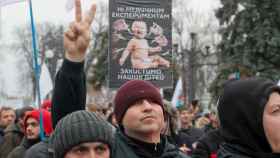 Protesta de antivacunas en Kiev, Ucrania. EFE/EPA/Sergei Dolzhenko