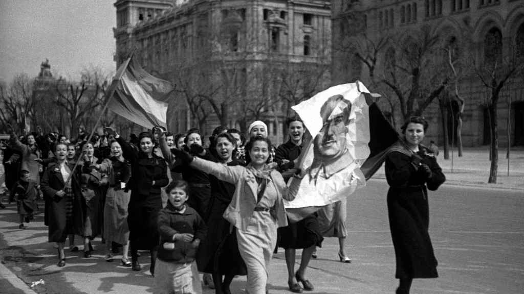 Celebración de la entrada de las tropas franquistas en Madrid, en marzo de 1936.