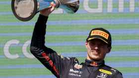 Max Verstappen con el trofeo del Gran Premio de los Estados Unidos