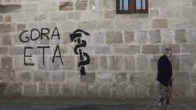 Imagen fechada en 2017 en la que una pintada en una pared de Iturmendi (Navarra) ensalza a ETA.