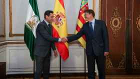 Juanma Moreno y Ximo Puig, durante el encuentro que mantuvieron en Sevilla en una imagen de archivo.
